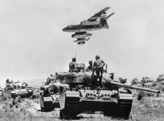 تانک‌ها پشت سر هم حرکت می‌کنند