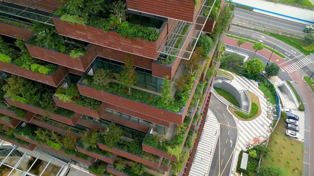 Vista aérea da Floresta Vertical de Nanjing, na China, com suas sacadas intercaladas e inúmeras árvores em todos os andares