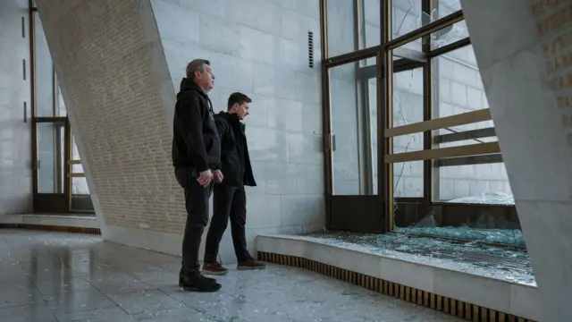 Пошкоджений зал слави Музею війни у підніжжі монумента "Батьківщина-мати"