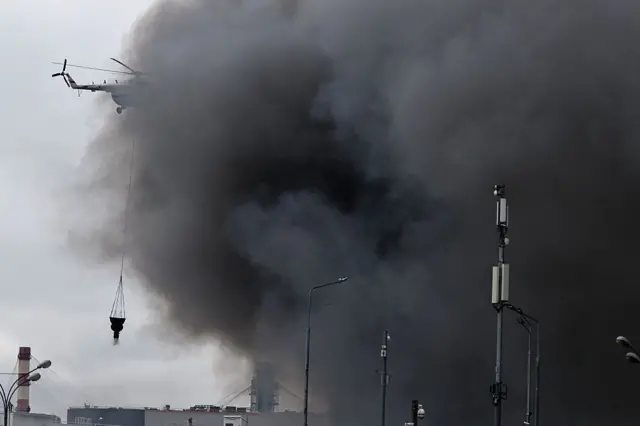Humo negro sobre la refinería
