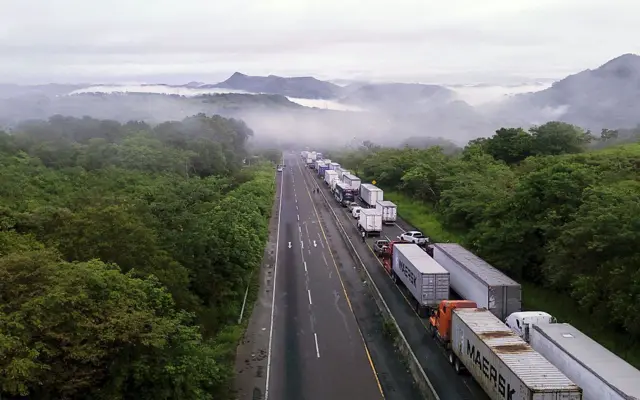 Camiones en un bloqueo de una carretera en Panamá por las protestas