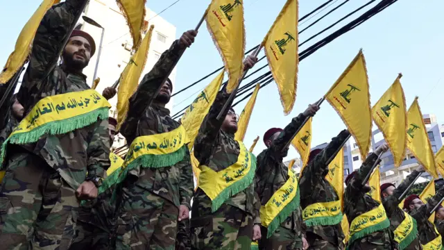 इब्राहिम अक़ील की अंतिम यात्रा में शामिल हुए हिज़्बुल्लाह सदस्य