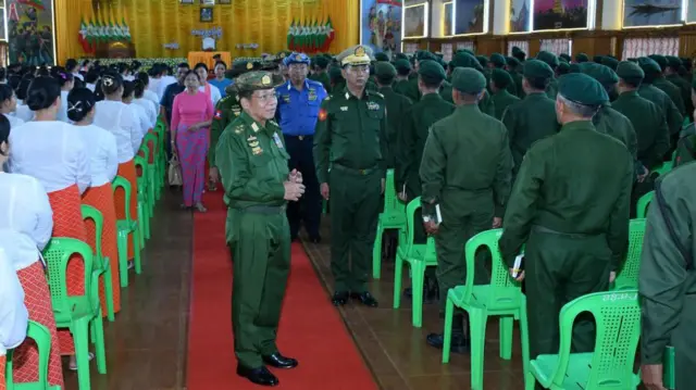 အရှေ့မြောက်တိုင်းစစ်ဌာနချုပ် တိုင်းမှူးတာဝန်ယူစဥ်က ဗိုလ်ချုပ်နိုင်နိုင်ဦး