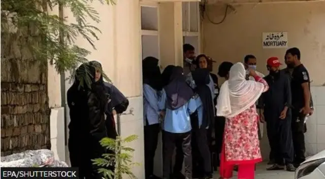 Aworan awọn ero niwaju ile igbokusi ni ileewosan naa.