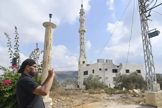 قصف إسرائيلي يلحق أضرارا بمسجد في لبنان 