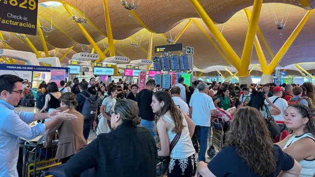 Passageiros esperam para fazer check-in no Aeroporto Adolfo Suarez Madrid-Barajas,fifa 10 minutos bet365Madrid, Espanha, 19fifa 10 minutos bet365julhofifa 10 minutos bet3652024