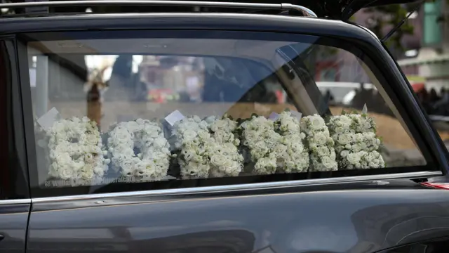 Automobil sa kovčegom, na prozoru je od belih ruža napisano Bonnie