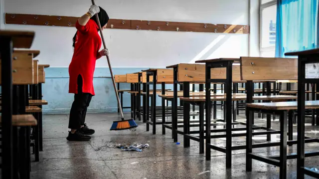 Okulda temizlik yapan ABB çalışanı