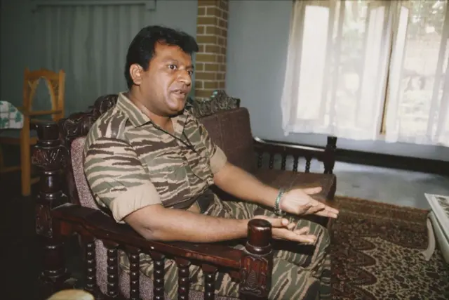 දෙමළ ඊලාම් විමුක්ති කොටි සංවිධානයේ (LTTE) නිර්මාතෘ සහ නායක, වේළුපිල්ලේ ප්‍රභාකරන් (1954 - 2009), ශ්‍රී ලංකාව, 1994.