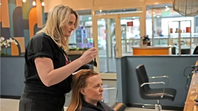 Emma dans un salon de coiffure.