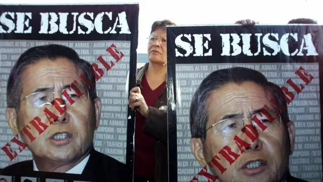 Cartel de "se busca" con la cara de Fujimori.