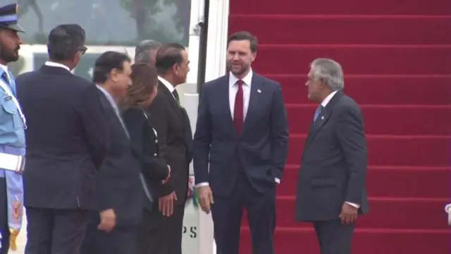 इस्लामाबादमा जे डी भान्सको पहिलो तस्बीर