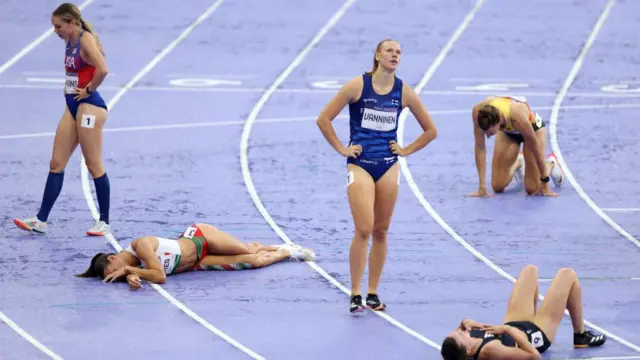 Atletas exaustas deitadas na pista após competir no heptatlo feminino nos Jogos Olímpicos7games um aplicativo para botarParis 2024 