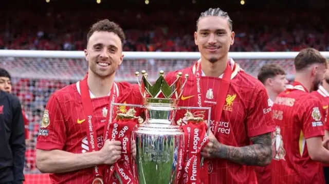 Jota ve Liverpool forveti Darwin Nunez birlikte kupa kaldırırken