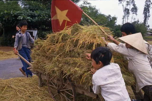 Niños campesinos en 1987 en Vietnam
