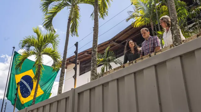 Miembros de la oposición venezolana en la embajada de Argentina en Caracas, que iza una bandera de Brasil.