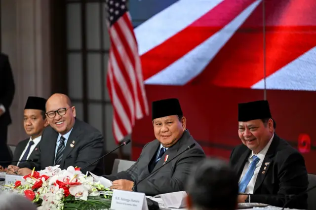 Presiden Prabowo Subianto (kedua kanan) didampingi Menko Perekonomian Airlangga Hartarto (kanan) dan CEO Danantara Rosan Roeslani (kedua kiri), Menteri ESDM Bahlil Lahadalia (kiri) memberikan sambutan saat Bussines Summit di Washington DC, Amerika Serikat, Rabu (18/2/2026).