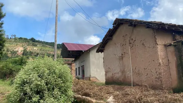 Ibishyimbo byasaruwe byanitse ku rubaraza rw'inzu, hejuru hari insinga z'amashanyarazi