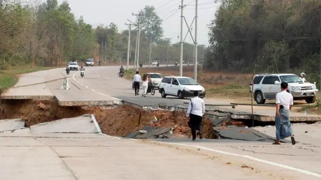 ネピドー近郊の幹線道路などが損傷し、救援活動を大きく妨げている