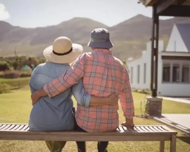 Un couple de vieillards assis sur un banc public
