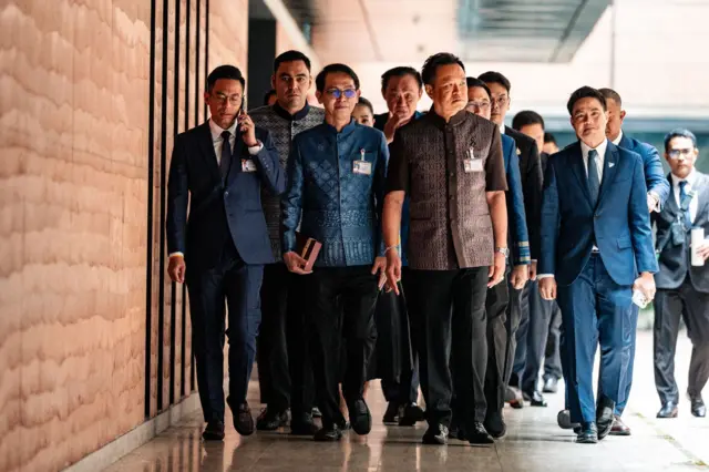 อนุทินและลูกพรรคของเขา