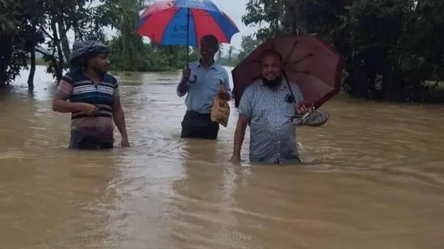 বন্যায় তলিয়ে গেছে রাস্তাঘাট, বাড়িঘর