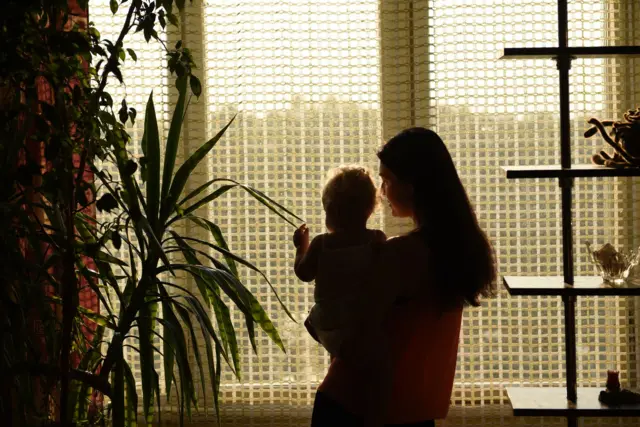 बाळाच्या जन्मानंतरच्या पहिल्या वर्षात 'मातृ आत्महत्या' हे महिलांच्या मृत्यूचं सगळ्यात मोठं कारणं असल्याचं बेकी इव्हा सांगतात.