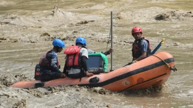 त्रिशूलीमा हराएका बसको खोजी गर्दै सशस्त्र प्रहरी 
