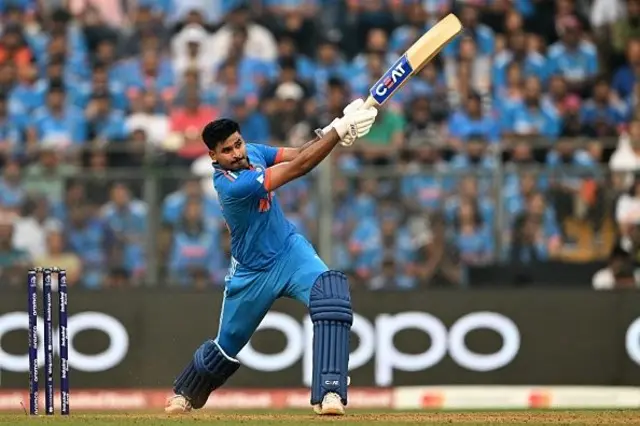 පන්දු 70 කදී ලකුණු 105ක් රැස් කරගෙන සිටියදී ඉන්දීය කණ්ඩායමේ තෙවන කඩුල්ල ලෙස ෂෙරේස් අයියර් දැවී ගියේය.