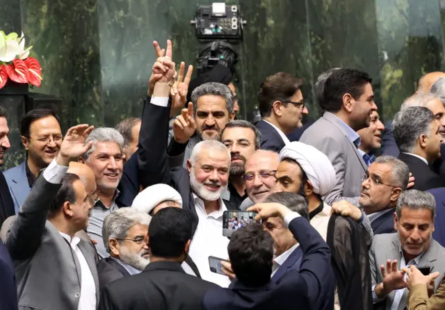 No centro da imagem, Ismail Haniyeh faz sinalcodigo bonus 365 betvitória cercado por legisladores iranianos no parlamento iranianocodigo bonus 365 betTeerã