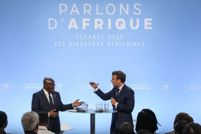 Le président français Emmanuel Macron en discussion avec le président ghanéen Nana Akufo-Addo