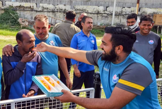 کشمیر کی تاریخی جیت پر مداح ایک دوسرے کو مٹھائیاں تقسیم کرتے ہوئے