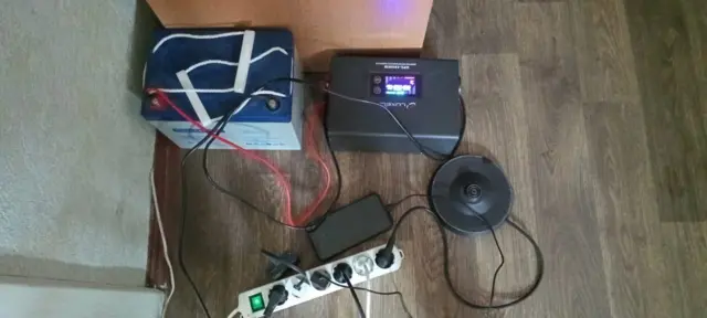 Зарядні пристрої стоять на підлозі 