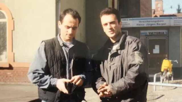 Ибрахим Куртановић (десно), најстарији фудбалер Флорсхајма, са Незретом Куртановићем (лево), првим чланом фамилијер који се са Пештера преселио у Немачку