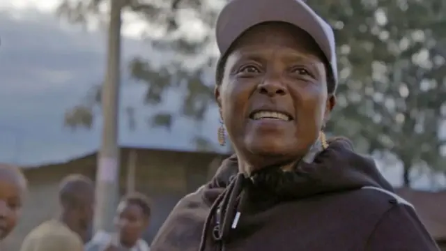Mu kazi ke k'ubukangurambaga, 'Baby Girl' atanga udukingirizo n'inama ku mihanda hafi y'ikiyaga cya Naivasha mu ntara ya Nakuru 