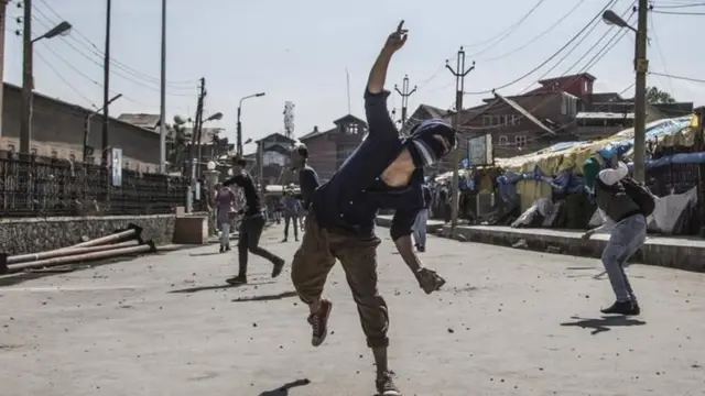 अनेक काश्मिरी तरुणांच्या मनात भारतापासून वेगळेपणाची भावना आहे.