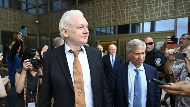 Pollack junto a Julian Assange tras la liberación del periodista