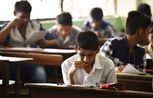 बारावी परीक्षेआधीच व्हॉट्सअपवर तीन विषयांच्या प्रश्नपत्रिका, तरीही बोर्ड म्हणतंय पेपर फुटलाच नाही