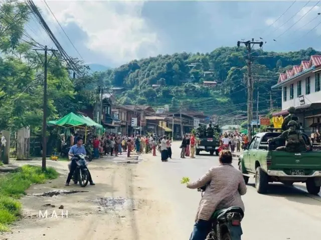 မိုးကုတ်မြို့သိမ်းပြီးနောက်ပြီးနောက် တော်လှန်ရေးတပ်တွေမြို့ထဲဝင်လာတဲ့မြင်ကွင်း