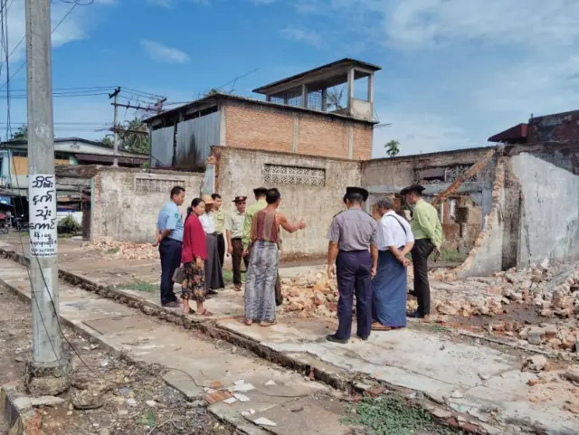 ကော့ကရိတ်မြို့ထဲက မီးလောင်ခဲ့တဲ့အိမ်တွေကို အာဏာပိုင်တွေ လိုက်စစ်ဆေး