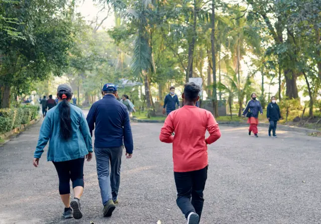 पार्क में टहलते लोग