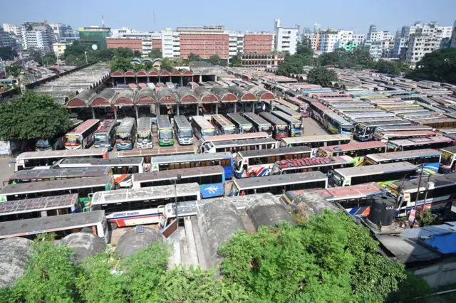 দূরপাল্লার যান চলাচল বন্ধ থাকায় ডিপোতে জমা বাসের সারি
