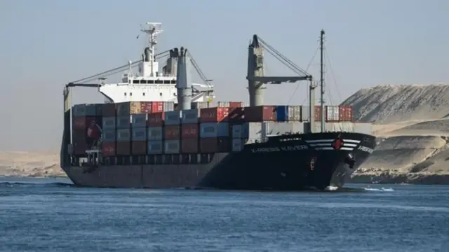 teretni brod plovi kroz moreuz