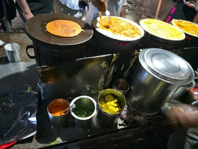 விதிகளின்படி, பெரிய உணவு நிறுவனங்கள் முதல் சிறிய உணவு விற்பனையாளர்கள் வரை அனைவரும் உரிமம் பெற வேண்டும். ஆய்வுகளை மேற்கொள்வது, மாதிரிகளைச் சேகரிப்பது மற்றும் புகார்களை விசாரிப்பது போன்ற பணிகளும் உணவுப் பாதுகாப்பு அதிகாரிகளிடம் ஒப்படைக்கப்பட்டுள்ளன.
