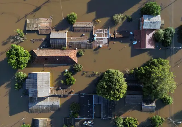 Foto aérea mostra casas alagadas