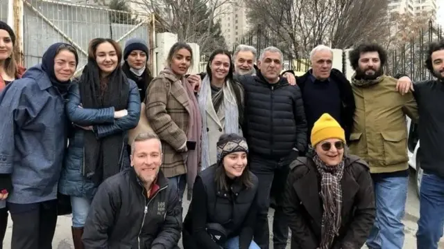 عکس ترانه علیدوستی (وسط) در کنار دوستان و همکاران و پدرش حمید علیدوستی (نفر سوم، ایستاده از راست)