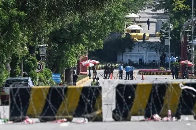 इस्लामाबादेत कडेकोट सुरक्षाव्यवस्था तैनात करण्यात आली आहे.