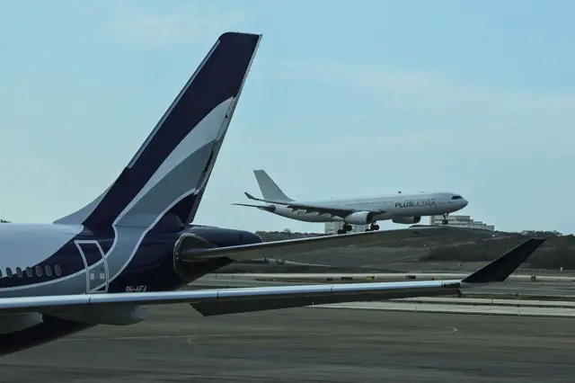 Un avión de Plus Ultra Airlines procedente de España aterriza en el Aeropuerto Internacional Simón Bolívar de Maiquetía, Venezuela.
