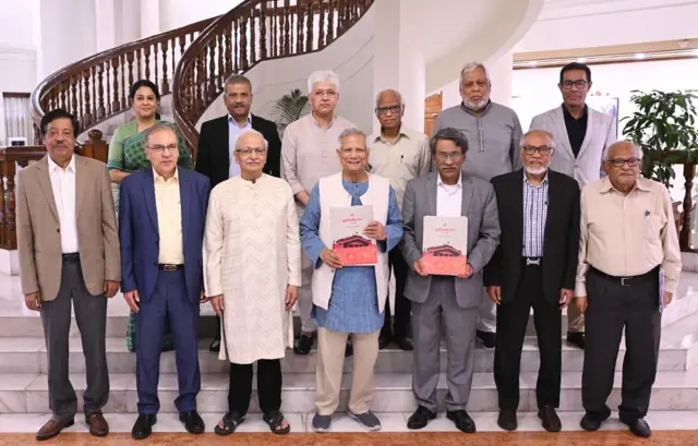 প্রধান উপদেষ্টার সাথে কমিশন সদস্যরা