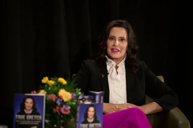 گرتچن ویتمر در میزگردی همراه با چند جلد کتابش